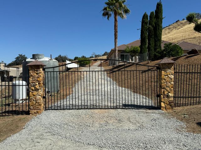 6276 Hilltop Drive, Sanger, CA 93657