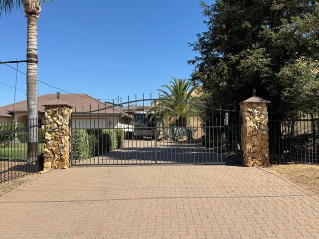 6276 Hilltop Drive, Sanger, CA 93657
