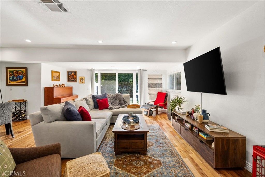 Image 7 of property listing at 6439 Gaynor, Van Nuys, CA 91406
