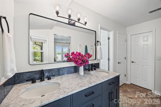 9709 Emerald Point Drive 12, Charlotte, NC 28278