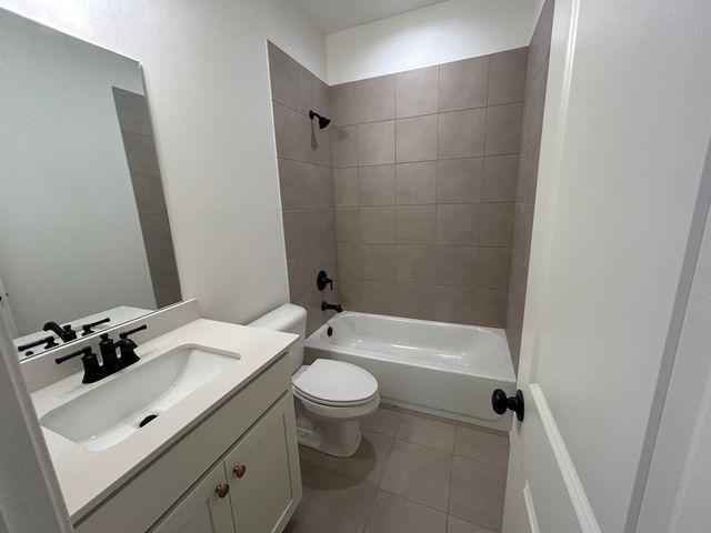 100 LAUREL WOOD LN, Oakland, TN 38060