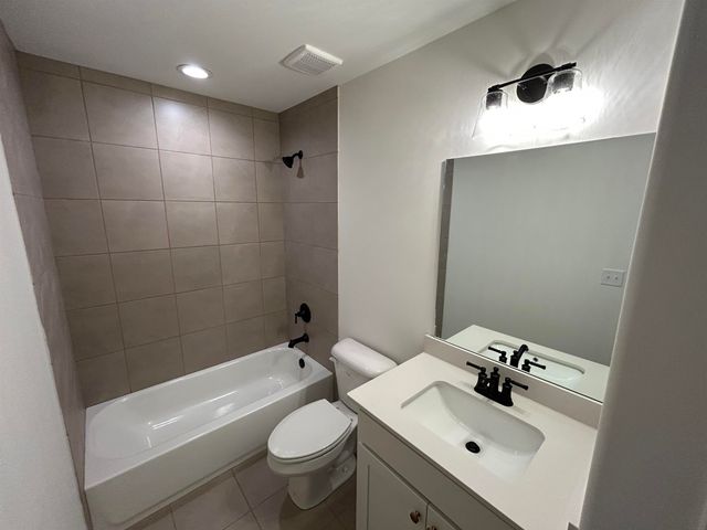 100 LAUREL WOOD LN, Oakland, TN 38060