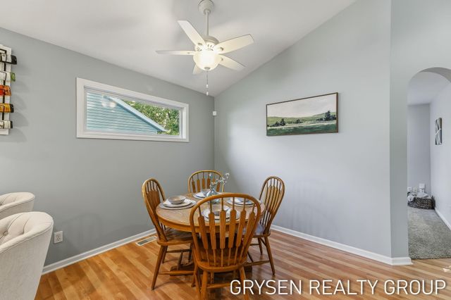 642 Clover Ridge Avenue NW, Grand Rapids, MI 49504