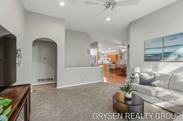 642 Clover Ridge Avenue NW, Grand Rapids, MI 49504