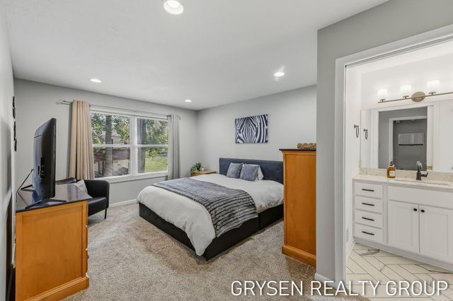 642 Clover Ridge Avenue NW, Grand Rapids, MI 49504