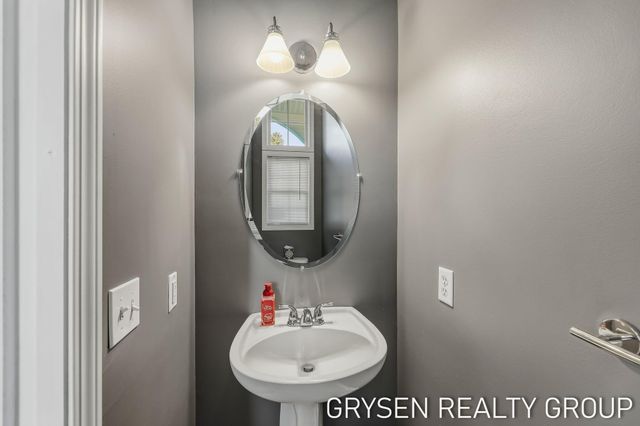 642 Clover Ridge Avenue NW, Grand Rapids, MI 49504
