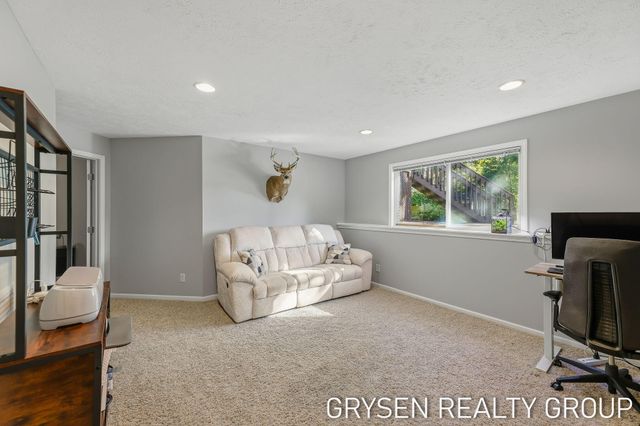 642 Clover Ridge Avenue NW, Grand Rapids, MI 49504