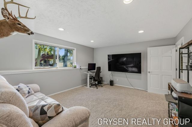 642 Clover Ridge Avenue NW, Grand Rapids, MI 49504