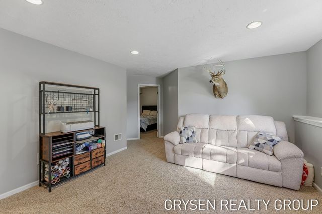 642 Clover Ridge Avenue NW, Grand Rapids, MI 49504
