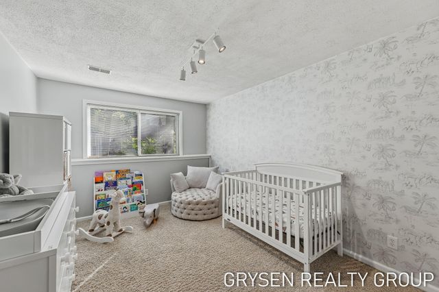 642 Clover Ridge Avenue NW, Grand Rapids, MI 49504