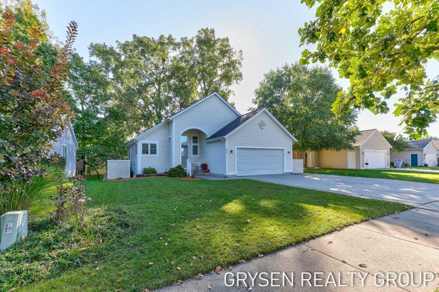 642 Clover Ridge Avenue NW, Grand Rapids, MI 49504