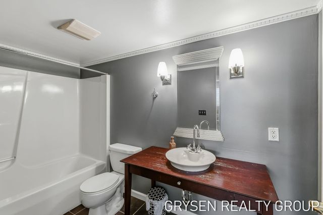 642 Clover Ridge Avenue NW, Grand Rapids, MI 49504