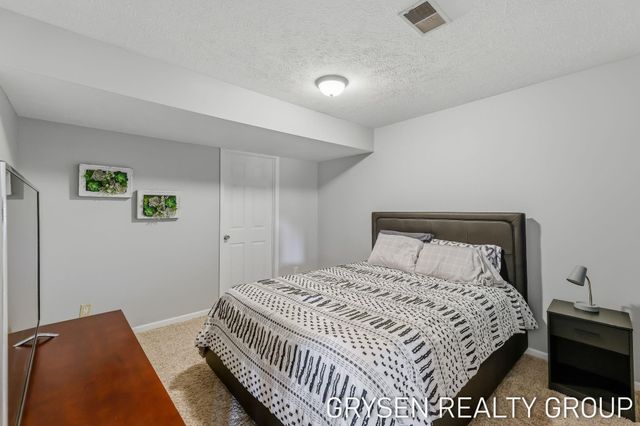 642 Clover Ridge Avenue NW, Grand Rapids, MI 49504