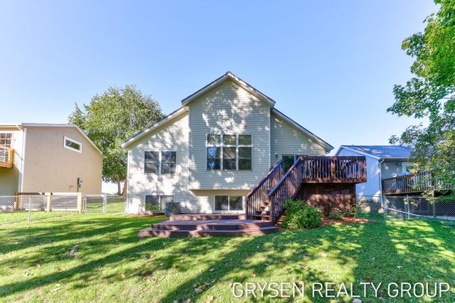 642 Clover Ridge Avenue NW, Grand Rapids, MI 49504