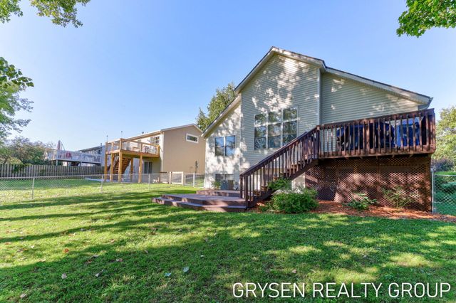 642 Clover Ridge Avenue NW, Grand Rapids, MI 49504