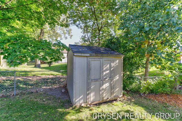 642 Clover Ridge Avenue NW, Grand Rapids, MI 49504