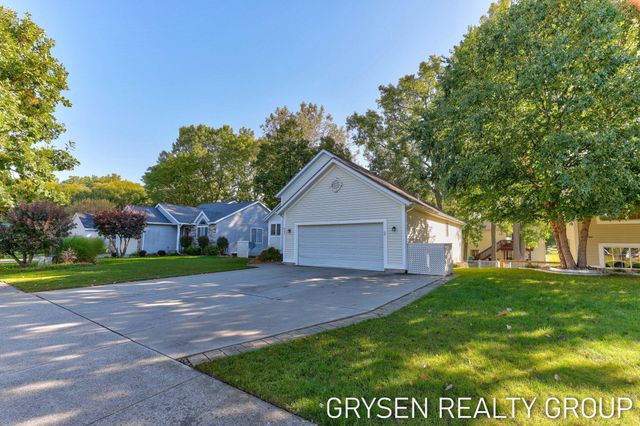 642 Clover Ridge Avenue NW, Grand Rapids, MI 49504
