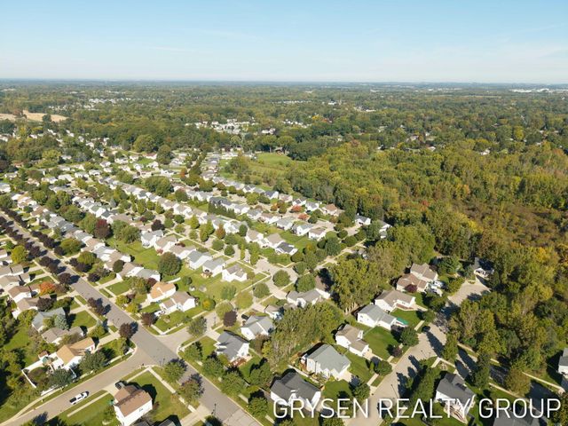 642 Clover Ridge Avenue NW, Grand Rapids, MI 49504