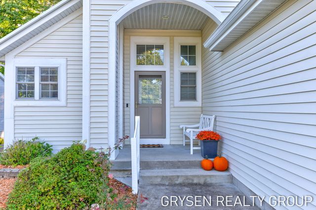 642 Clover Ridge Avenue NW, Grand Rapids, MI 49504