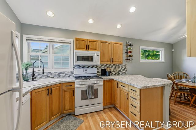 642 Clover Ridge Avenue NW, Grand Rapids, MI 49504