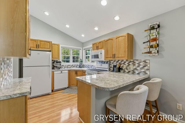 642 Clover Ridge Avenue NW, Grand Rapids, MI 49504