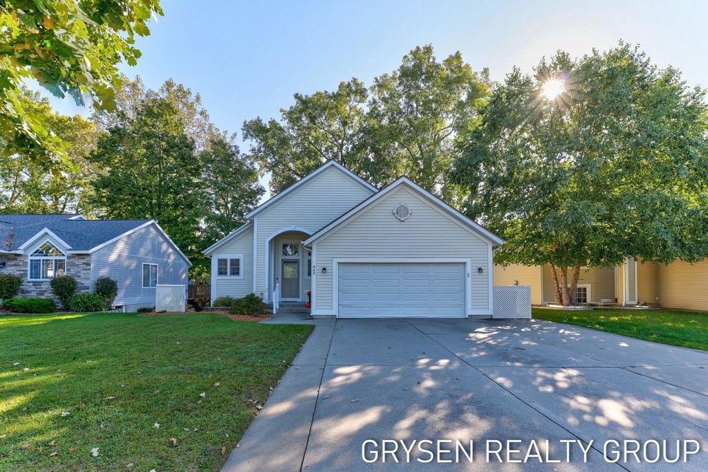 642 Clover Ridge Avenue NW, Grand Rapids, MI 49504