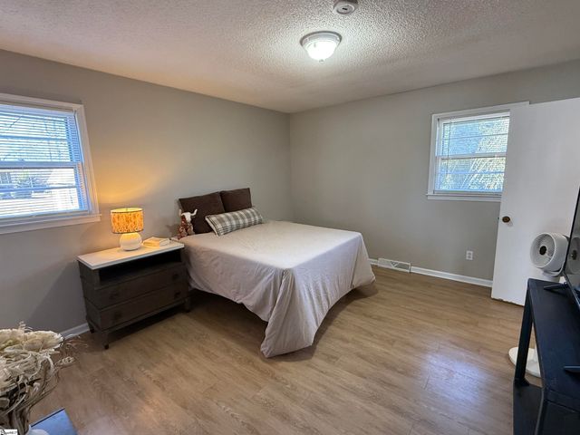 102 W Maple Street, Clinton, SC 29325