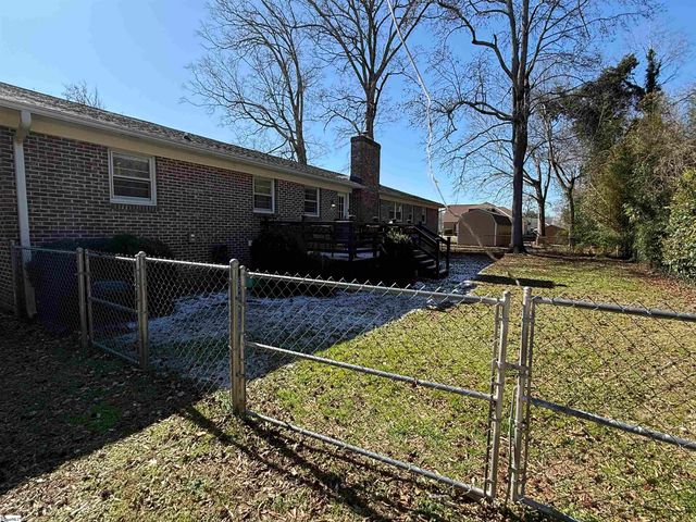 102 W Maple Street, Clinton, SC 29325