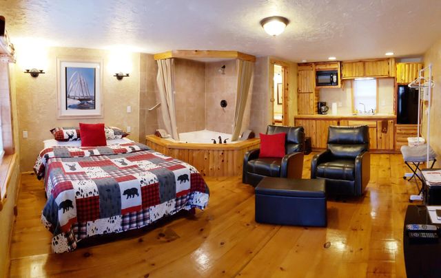 275-279 Fernvale Avenue, Rockaway Beach, MO 65740