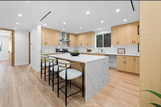 8369 Vine Valley, Los Angeles, CA 91352