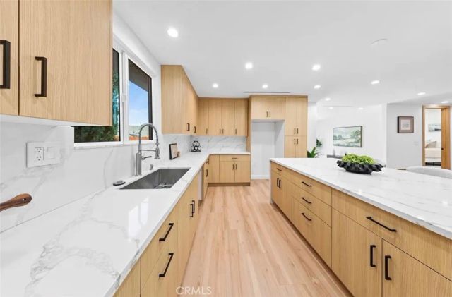 8369 Vine Valley, Los Angeles, CA 91352