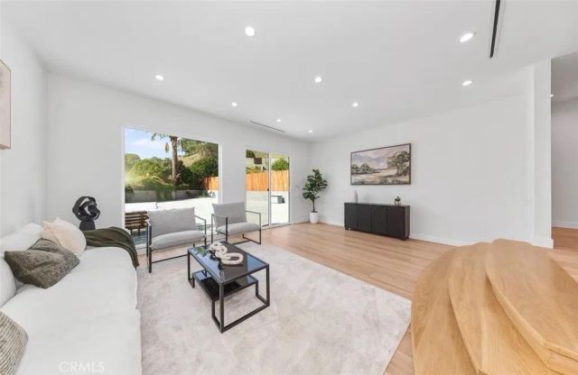 8369 Vine Valley, Los Angeles, CA 91352
