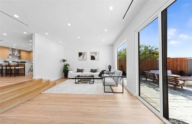 8369 Vine Valley, Los Angeles, CA 91352