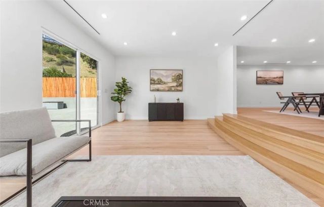8369 Vine Valley, Los Angeles, CA 91352