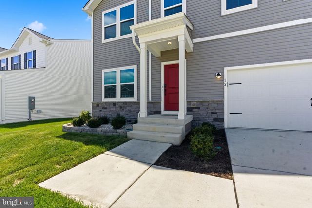 32 SALUTE CIR, Martinsburg, WV 25405