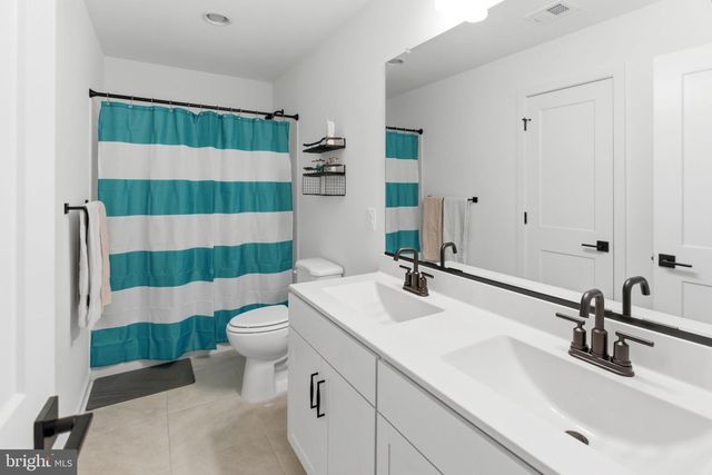 32 SALUTE CIR, Martinsburg, WV 25405
