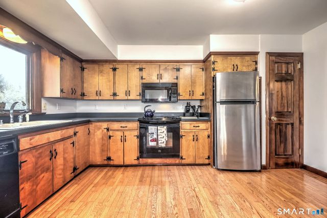 40 Church Street, Woodbury, CT 06798