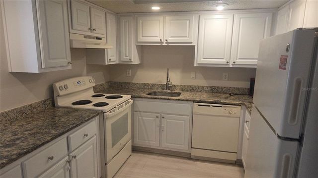 589 FAIRWAYS CIRCLE B, Ocala, FL 34472