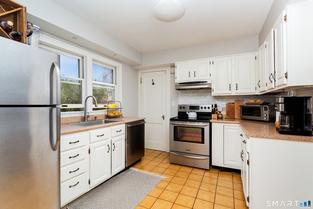 13 Ledge Lane, Stamford, CT 06905