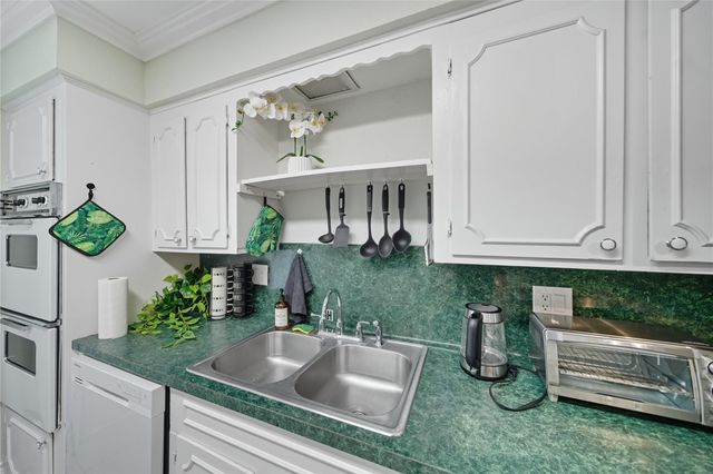 8822 Ryton Lane, Houston, TX 77088