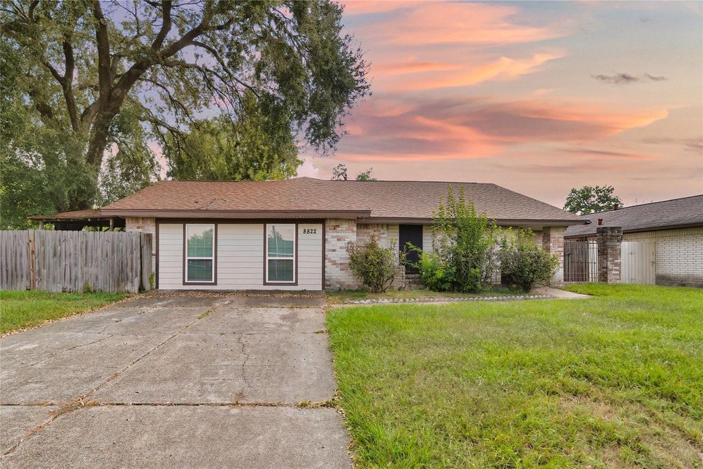 8822 Ryton Lane, Houston, TX 77088