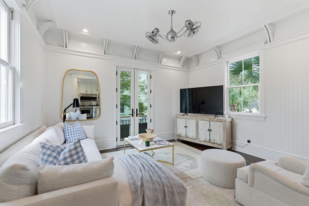 Image 10 of property listing at 121 Jakes Lane, Mount Pleasant, SC 29464