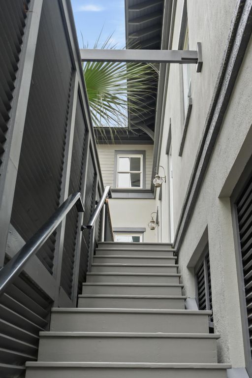 Image 4 of property listing at 121 Jakes Lane, Mount Pleasant, SC 29464