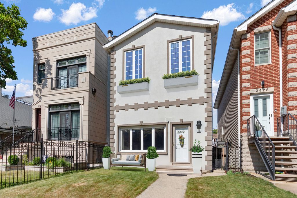 2432 W Ohio Street, Chicago, IL 60612