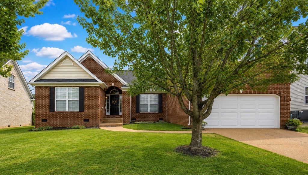 2004 Flocking Dr, Spring Hill, TN 37174