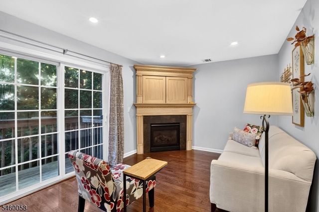 4 Star Lake Rd E, Bloomingdale Boro, NJ 07403