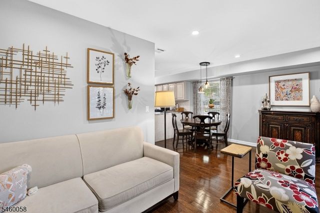 4 Star Lake Rd E, Bloomingdale Boro, NJ 07403