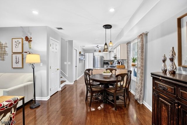 4 Star Lake Rd E, Bloomingdale Boro, NJ 07403