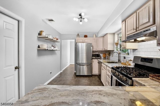 4 Star Lake Rd E, Bloomingdale Boro, NJ 07403