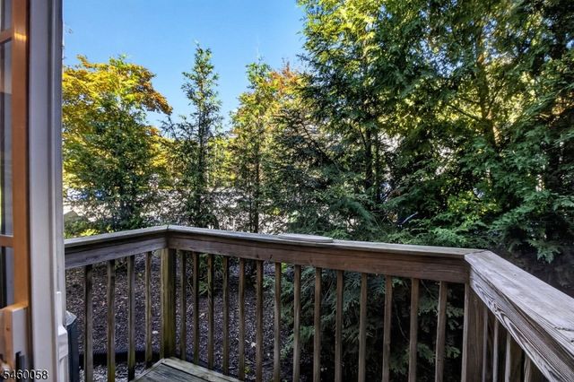 4 Star Lake Rd E, Bloomingdale Boro, NJ 07403